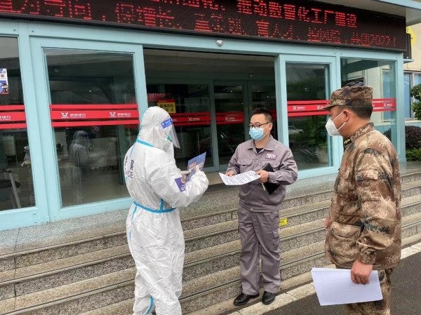 土橋派出所民警向員工發(fā)放反詐傳單。巴南區(qū)公安分局供圖