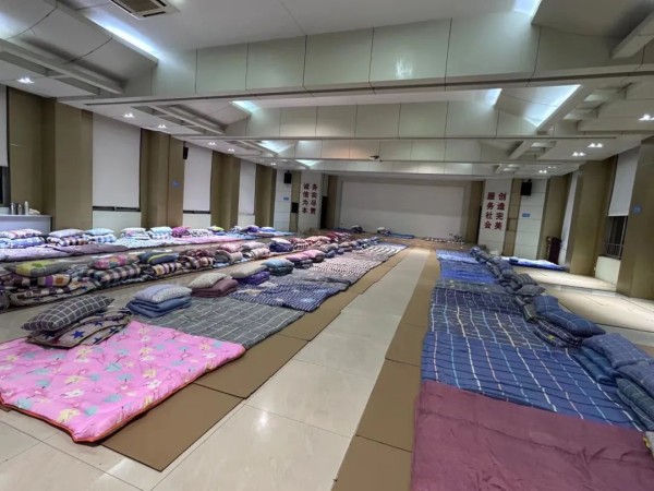 重慶光大產(chǎn)業(yè)有限公司會(huì)議室改為臨時(shí)宿舍。受訪者供圖