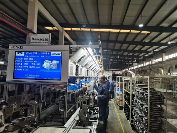 重慶松芝汽車空調(diào)有限公司空調(diào)箱總裝線生產(chǎn)井然有序。受訪者供圖
