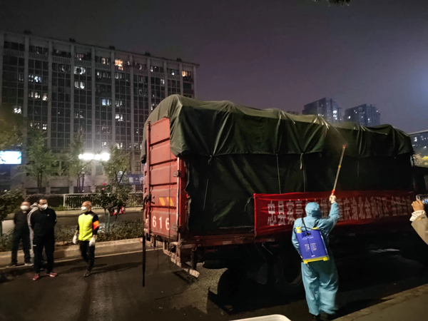 對剛到的運菜車進行消殺。劉青海攝