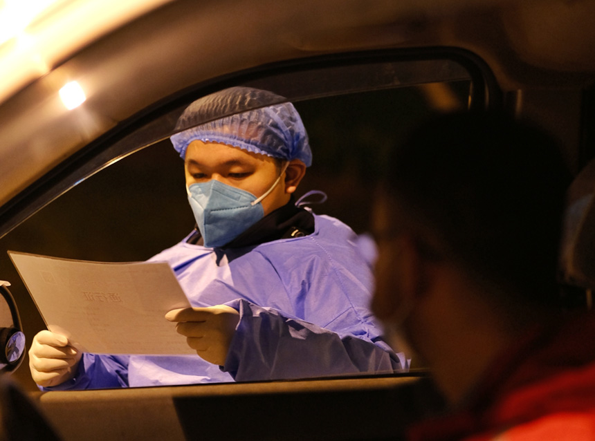 經(jīng)開區(qū)通盛工業(yè)園區(qū)，經(jīng)開區(qū)志愿者在園區(qū)路口檢查通行證，保障園區(qū)安全生產(chǎn)。郭旭 攝