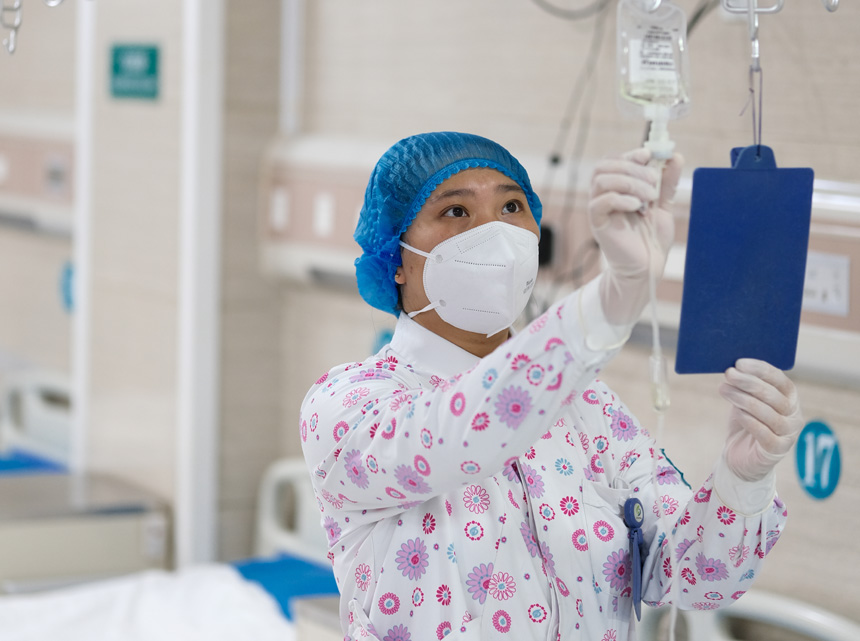 夜晚，東南醫(yī)院急診室，醫(yī)務(wù)人員正在查看患者輸液情況。郭旭攝