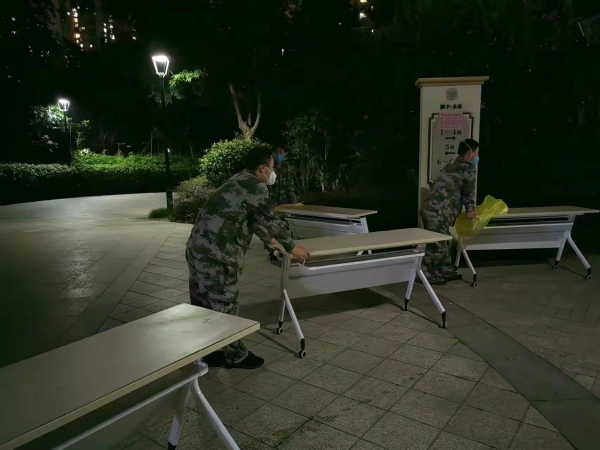 深夜仍在防控一線的民兵。洛磧鎮(zhèn)供圖
