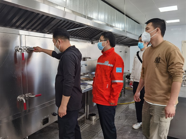 重慶燃?xì)鈨山緦?duì)現(xiàn)場(chǎng)用氣設(shè)備進(jìn)行檢查。燃?xì)饧瘓F(tuán)供圖