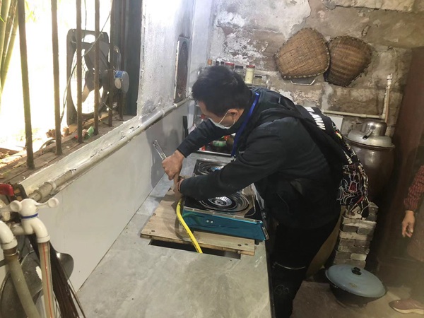 重慶燃?xì)夂洗ü締T工正在為村里用戶通氣。燃?xì)饧瘓F(tuán)供圖