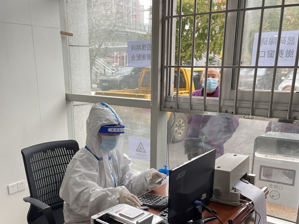 重慶燃?xì)忾L(zhǎng)南公司工作人員正在顯碼障礙窗口為群眾服務(wù)。燃?xì)饧瘓F(tuán)供圖