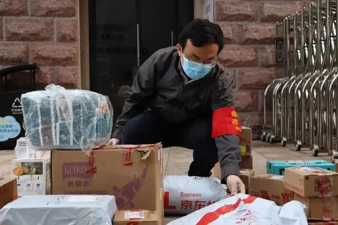 志愿者幫居民配送快遞。兩江新區(qū)人和街道供圖