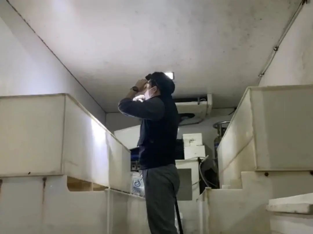 邱郎在查驗(yàn)水產(chǎn)暫養(yǎng)箱鹽度。叮咚買菜供圖