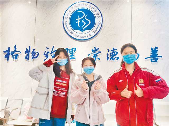 十一月二十九日，西南大學(xué)學(xué)子收到學(xué)校老師送來的冬衣。（受訪者供圖）