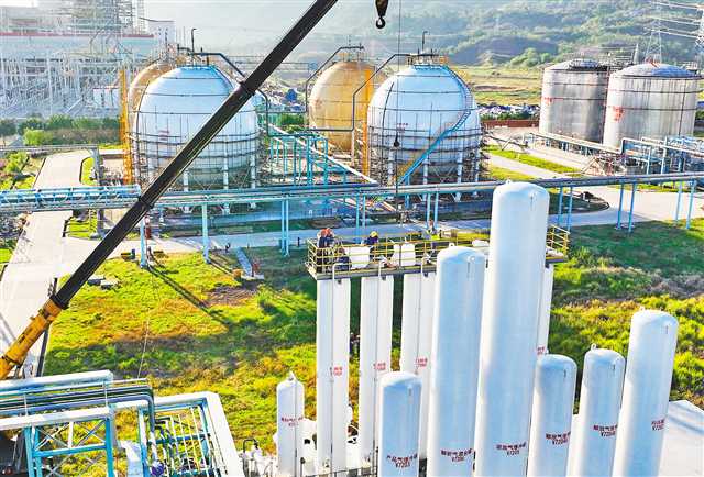 十一月二十八日，位于萬盛經(jīng)開區(qū)平山工業(yè)園區(qū)的東方希望集團萬盛煤化公司，員工在進行技改施工，為完成全年生產(chǎn)任務(wù)沖刺。連日來，該工業(yè)園區(qū)實施閉環(huán)生產(chǎn)，員工在崗率達百分之九十八。特約攝影 曹永龍\視覺重慶