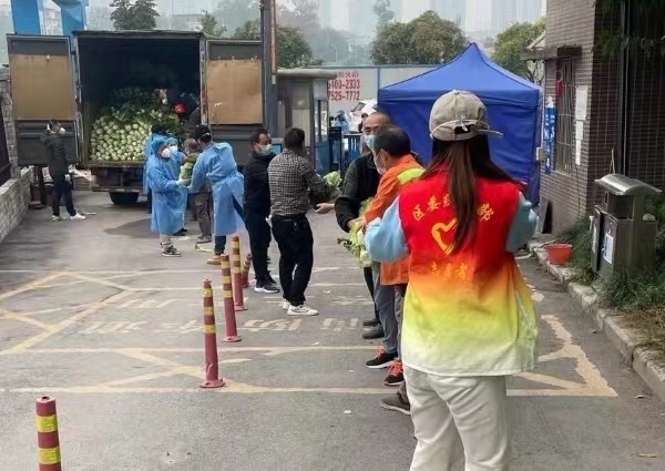 志愿者與居民有序接運(yùn)剛到的蔬菜。巴南區(qū)委統(tǒng)戰(zhàn)部供圖