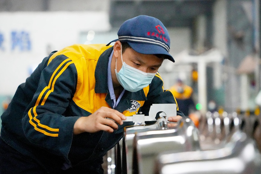 重慶西車輛段輪軸裝修工正在進(jìn)行輪對(duì)檢測(cè)。吳晉超攝