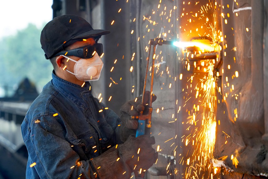 重慶西車輛段車輛鉗工正在進(jìn)行車鉤狀態(tài)檢查。吳晉超攝