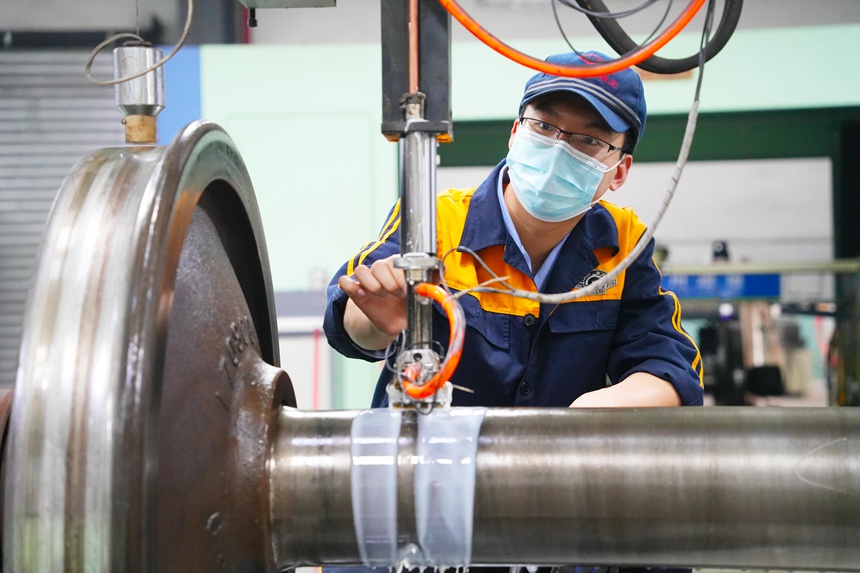 重慶西車輛段車輛鉗工正在進行車鉤狀態(tài)檢查。吳晉超攝