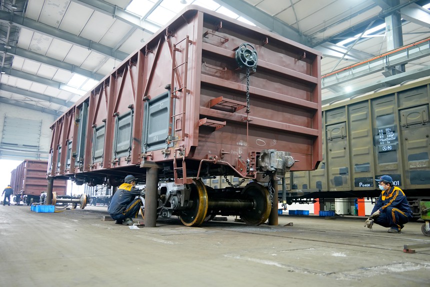 重慶西車輛段車輛鉗工正在進(jìn)行架落車作業(yè)。吳晉超攝