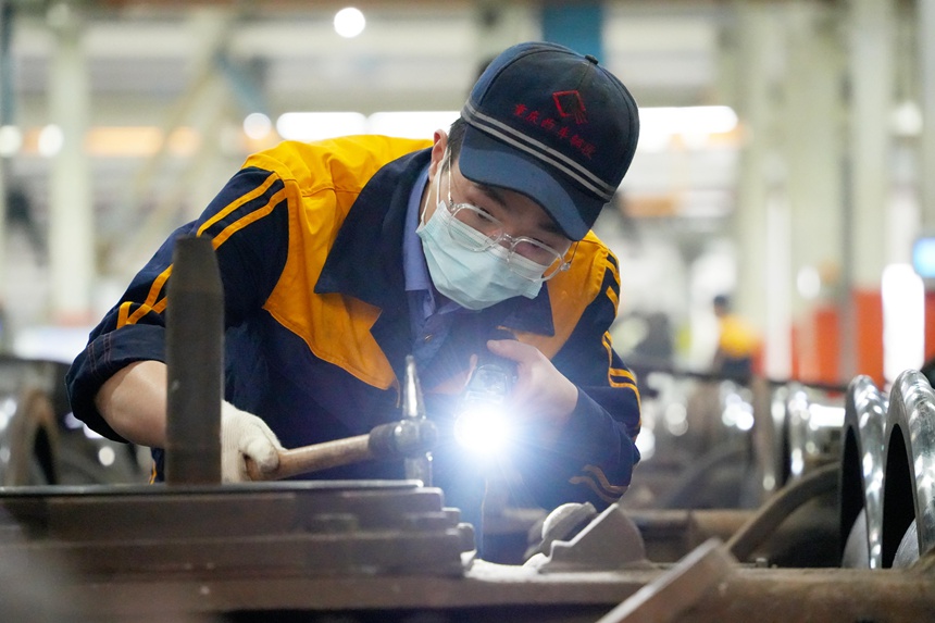 重慶西車輛段質(zhì)檢員正在進行轉(zhuǎn)向架落成檢查。吳晉超攝