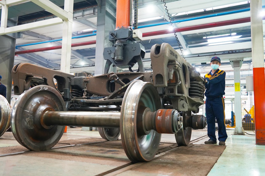 重慶西車輛段車輛鉗工正在進(jìn)行轉(zhuǎn)向架組裝作業(yè)。吳晉超攝