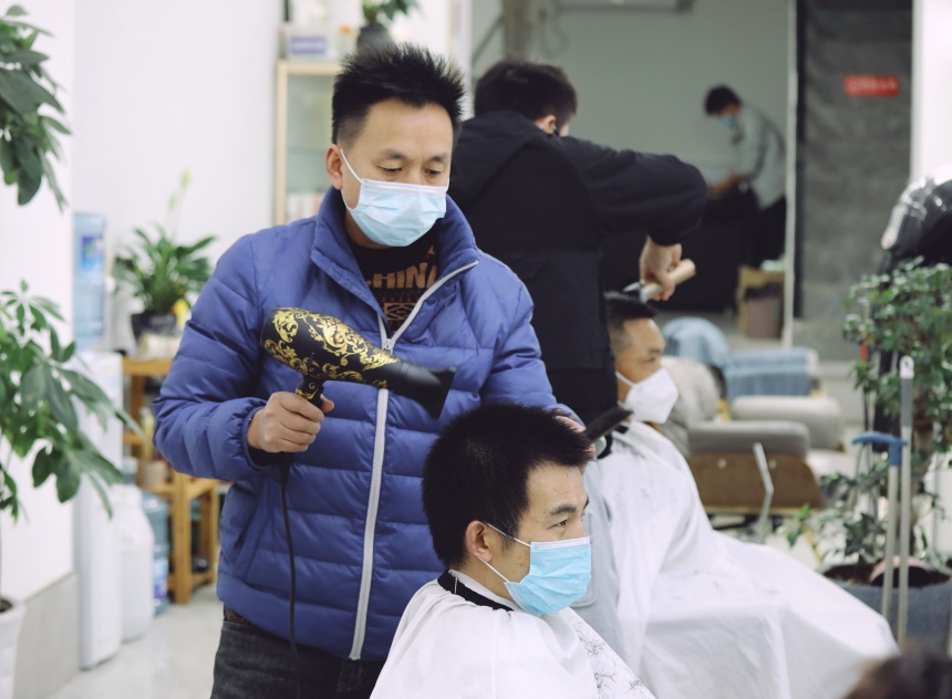 在沙坪壩區(qū)覃家崗步行街，一理發(fā)店為市民提供服務(wù)。郭思云攝