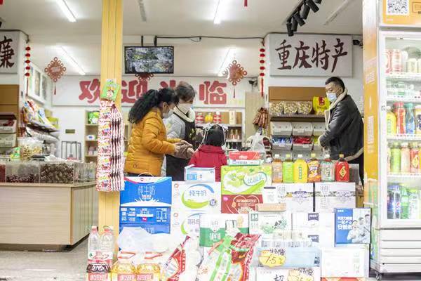 商圈內(nèi)小店正式營業(yè)。王歡攝
