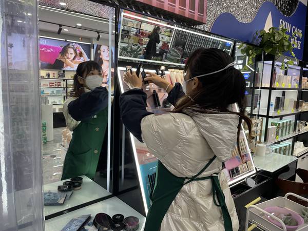 青木關(guān)鎮(zhèn)的店鋪營(yíng)業(yè)待客。受訪者供圖