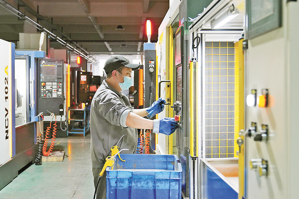 十二月二日，北碚區(qū)蔡家重慶三華工業(yè)有限公司生產(chǎn)車間，工人在生產(chǎn)線上忙碌。特約攝影 秦廷富/視覺重慶