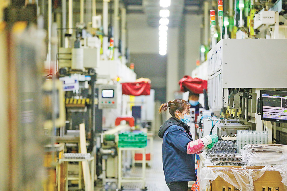 十二月二日，重慶高新區(qū)曾家鎮(zhèn)重慶市旺成科技股份有限公司生產(chǎn)車間，工人們正加緊趕訂單。通訊員 雷健 攝/視覺重慶