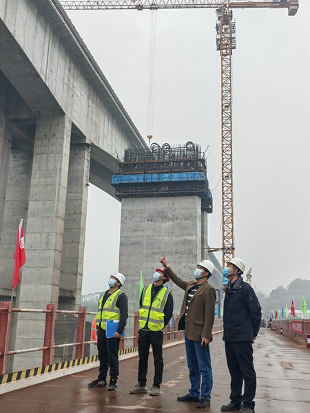 黃小波檢查項目進(jìn)展。重慶市地產(chǎn)集團(tuán)供圖。