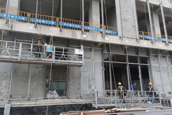 人和項(xiàng)目進(jìn)行外立面施工作業(yè)?？堤锛瘓F(tuán)供圖