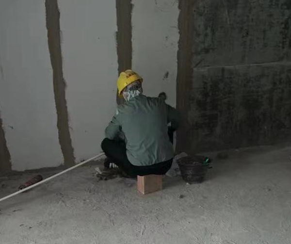 宸樾項(xiàng)目進(jìn)行二次配管作業(yè)?？堤锛瘓F(tuán)供圖