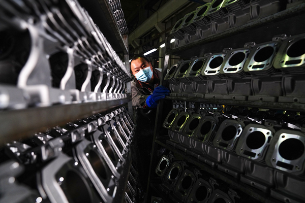 在北碚區(qū)蔡家重慶三華工業(yè)有限公司生產車間，生產工人在生產線上忙碌。秦廷富攝