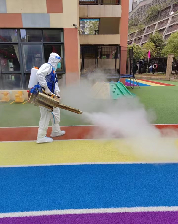 藍(lán)天救援隊(duì)正對學(xué)校開展消殺工作。楊安東攝