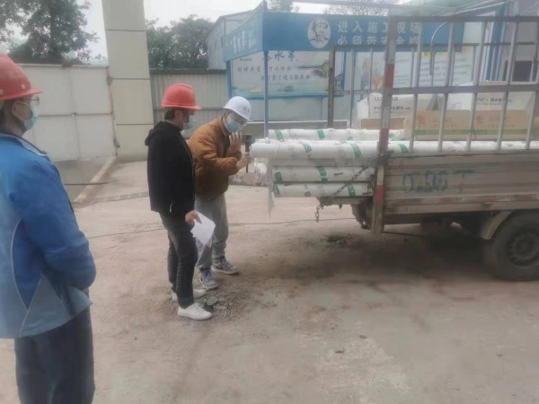 在復(fù)工的美心地產(chǎn)工地，工作人員對進(jìn)出人員及物資進(jìn)行檢查。企業(yè)方供圖