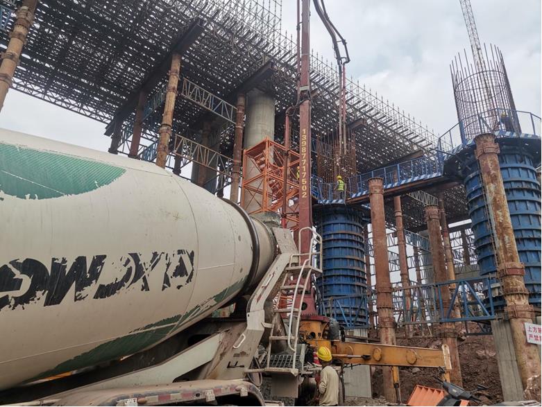 陶家隧道一縱線立交主線橋墩柱砼澆筑。重慶城投建設(shè)公司供圖
