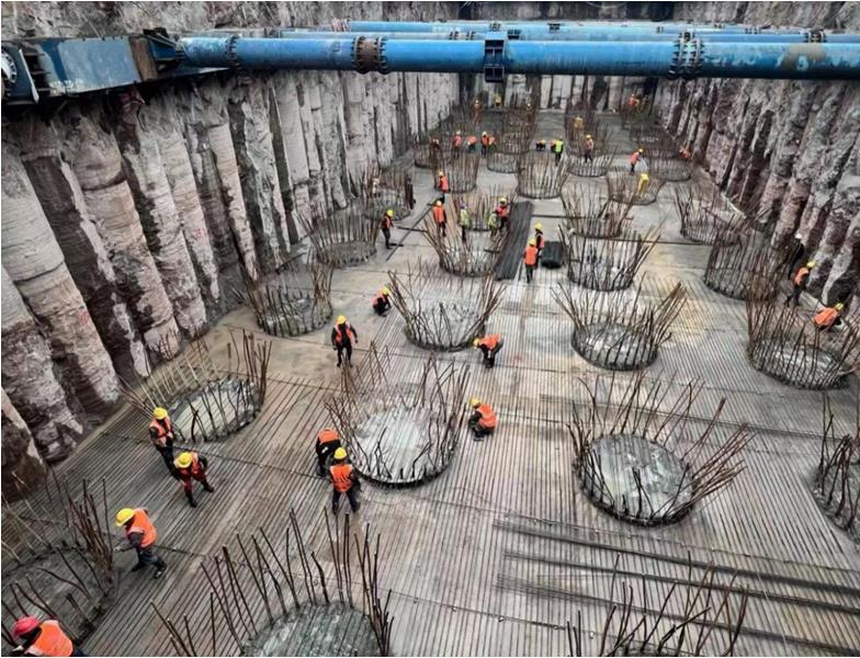 黃桷坪大橋橋墩基礎(chǔ)工程施工現(xiàn)場，工人們在進(jìn)行著擋土板和錨索施工。重慶城投建設(shè)公司 供圖