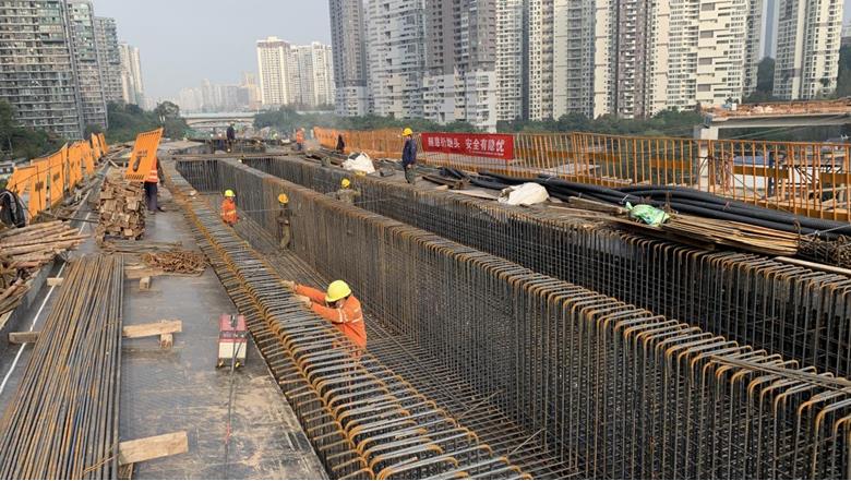 大學(xué)城復(fù)線隧道工程施工現(xiàn)場，工人們在進(jìn)行橋梁箱梁模板鋼筋施工。重慶城投建設(shè)公司 供圖