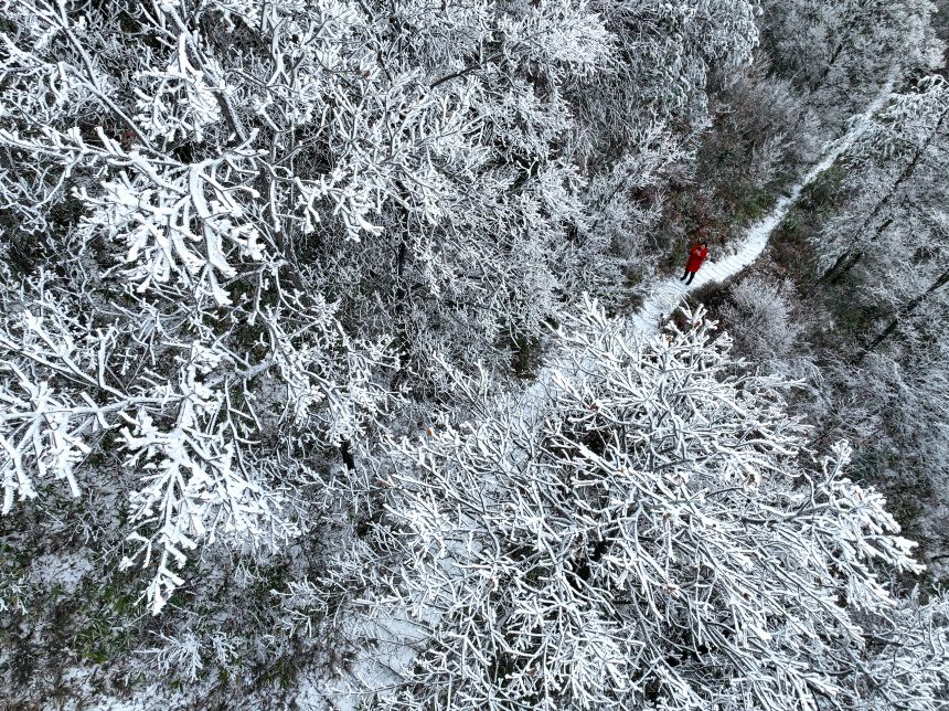 長(zhǎng)江三峽巫峽兩岸銀裝素裹。王正坤攝