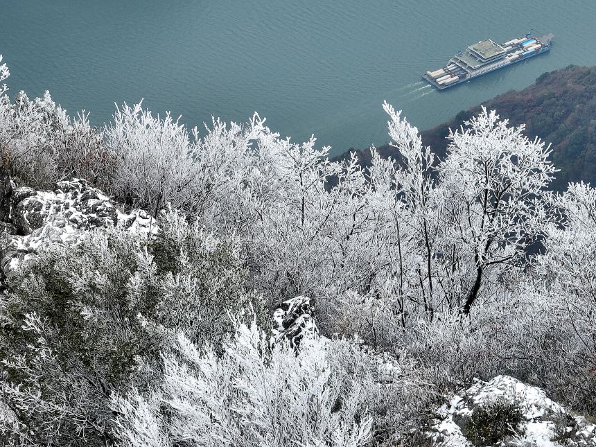 長(zhǎng)江三峽巫峽兩岸銀裝素裹。王正坤攝