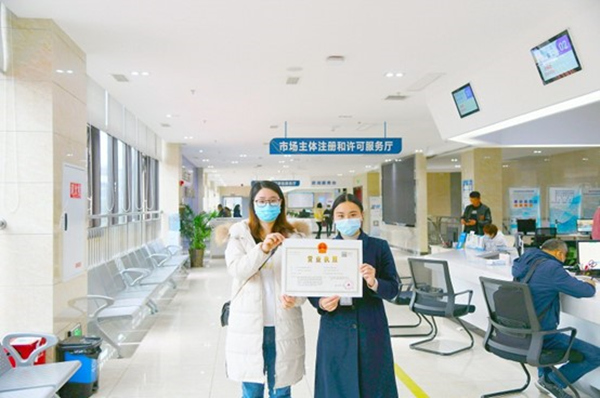 “一網(wǎng)通辦”讓遂潼兩地市民辦事更方便。夏培植攝