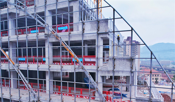 工人們正在進行龍骨噴漆。中建七局西南公司供圖