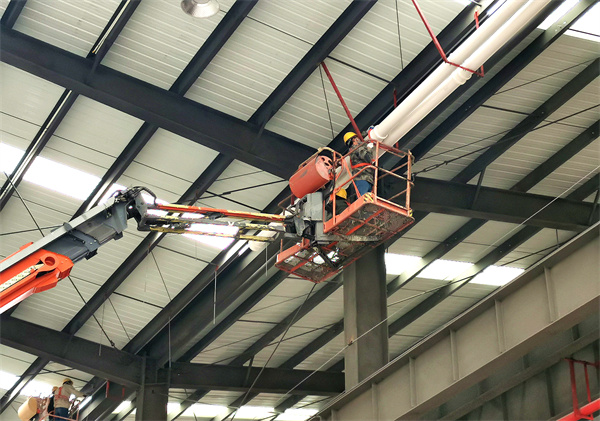 工人正在安裝墻皮檁條。中建七局西南公司供圖