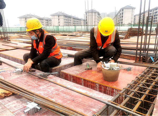 工人正在預埋消防管線。中建七局西南公司供圖