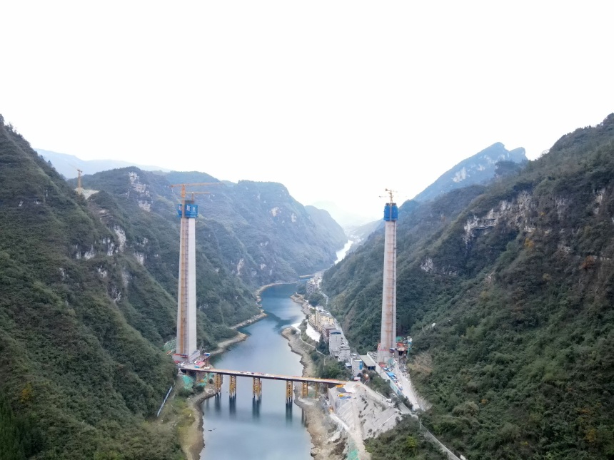 12月7日，渝湘復(fù)線高速磨寨烏江特大橋3號(hào)主墩封頂。