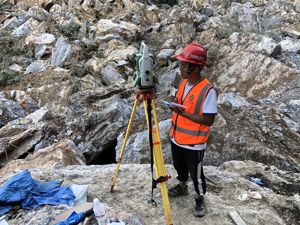 《爭分奪秒》6月30日，巫溪縣滑坡?lián)岆U工作中，208地質(zhì)隊員在炎炎烈日下 ，全天候用全站儀對滑坡體進行變形監(jiān)測，記錄滑坡體的變形數(shù)據(jù)，為搶救生命爭分奪秒。黎中余攝