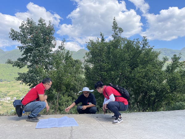 《馬路邊的討論》國(guó)慶期間，一次巡查后，川東南公司資環(huán)院技術(shù)負(fù)責(zé)曾勇和技術(shù)骨干曹志遠(yuǎn)、劉亞就地在馬路邊上討論起了地災(zāi)防治工作。潘笑天攝