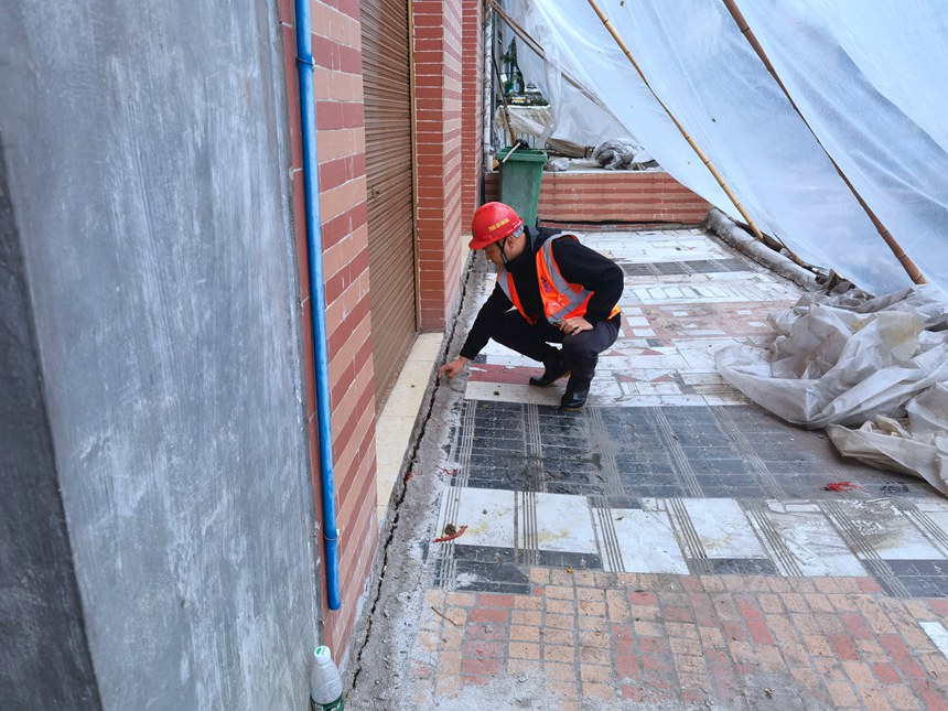 《丈量》。9月20日，巫溪縣徐家鎮(zhèn)持續(xù)降雨，208地質(zhì)隊員巡查地災隱患點，現(xiàn)場測量、比較房屋地裂縫形變化情況。黎中余攝