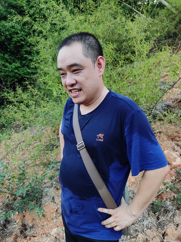 《汗流浹背》。8月2日，重慶一三六地質(zhì)礦產(chǎn)有限責(zé)任公司駐守隊員對萬盛區(qū)萬東鎮(zhèn)突發(fā)變形跡象進(jìn)行現(xiàn)場調(diào)查，汗水濕透衣背。楊勇強(qiáng)攝