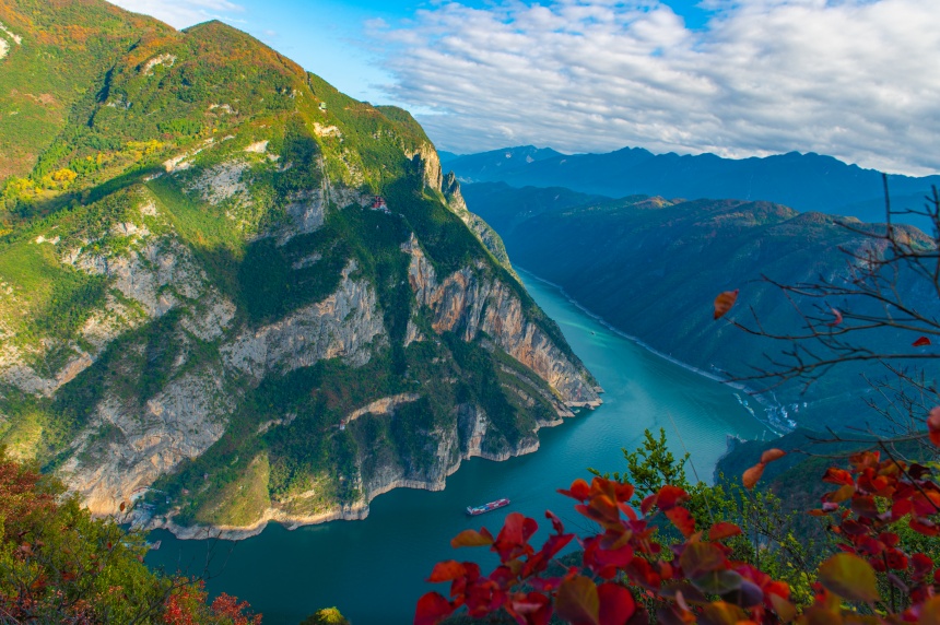 紅葉與高峽平湖相映成趣。汪長征攝