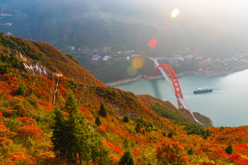 文峰景區(qū)俯瞰紅葉風(fēng)景。汪長征攝