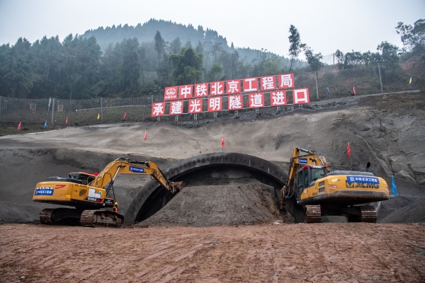 成達(dá)萬高鐵重慶段光明隧道施工現(xiàn)場(chǎng)。成達(dá)萬高速鐵路有限責(zé)任公司供圖