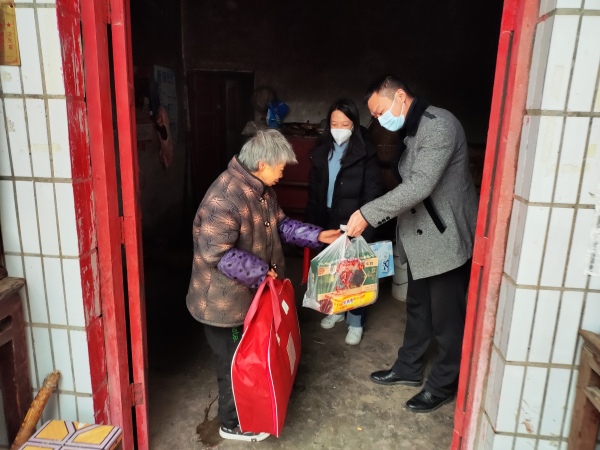 幫扶干部為脫貧戶送去生活物資。黃道剛攝